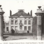Carte postale de l'entrée de l'ancienne pension "Grand Saint-Bernard"